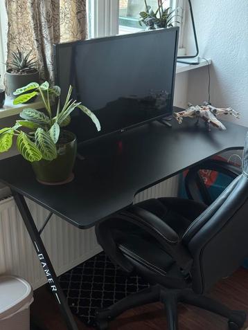 Gaming table, bureaus beschikbaar voor biedingen