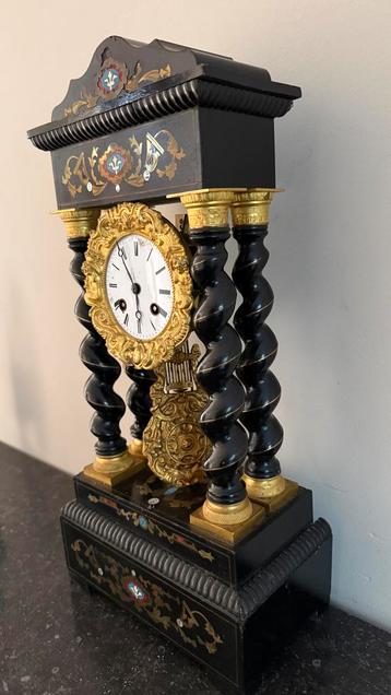 Antieke Pendule met Spiraalzuilen beschikbaar voor biedingen