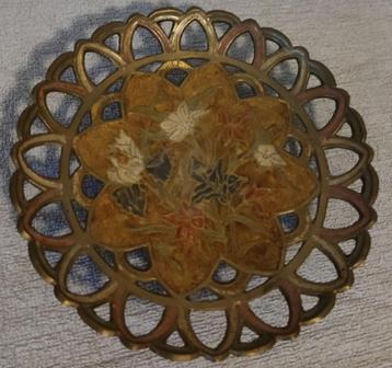 Indiaas schaaltje op voet, messing met geëmailleerde decorat beschikbaar voor biedingen