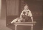 1927 jongeman op bankje tafel jongen knaap peuter strik kind, Verzamelen, Foto's en Prenten, Ophalen of Verzenden, Foto, Zo goed als nieuw