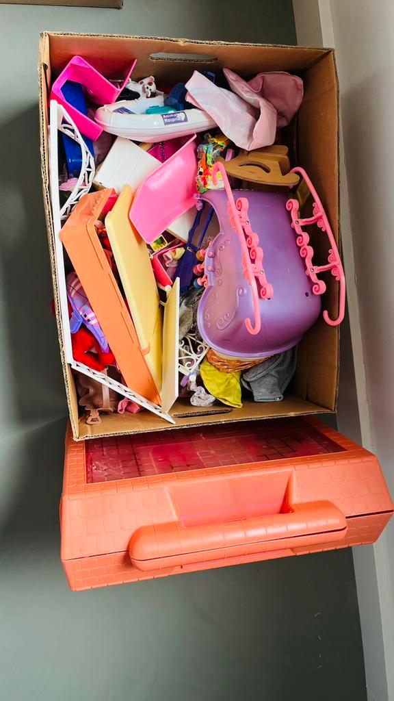 Doos vol met Barbie spullen, Kinderen en Baby's, Speelgoed | Poppen, Gebruikt, Barbie, Ophalen of Verzenden