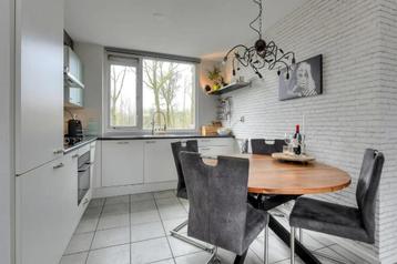 Gezellige ronde eettafel beschikbaar voor biedingen