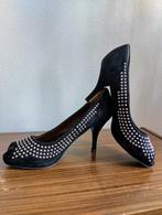 Suede peeptoe pump met metal spikes van Zara - maat 39, Pumps, Ophalen of Verzenden, Gedragen, Zara