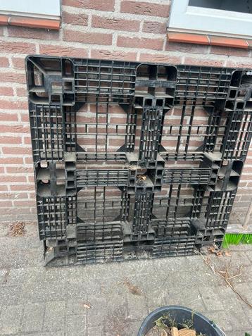 Kunstof pallet beschikbaar voor biedingen