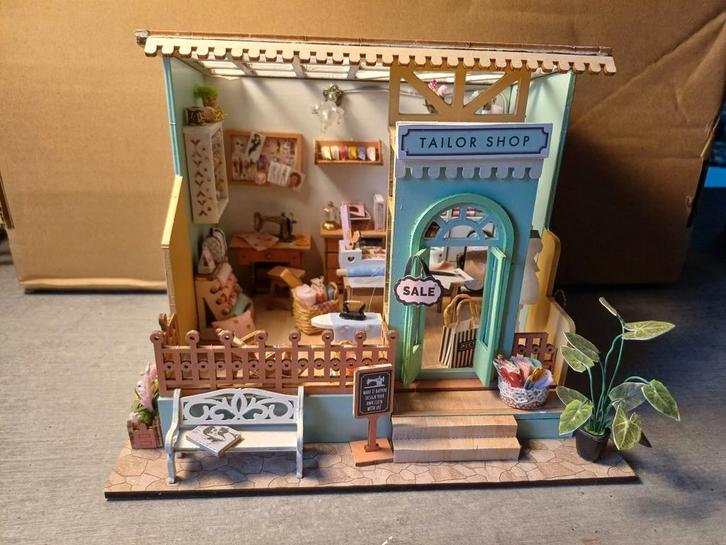 Poppenhuis/ miniatuur 17x20cm, Verzamelen, Poppenhuizen en Toebehoren, Zo goed als nieuw, Poppenhuis, Ophalen of Verzenden