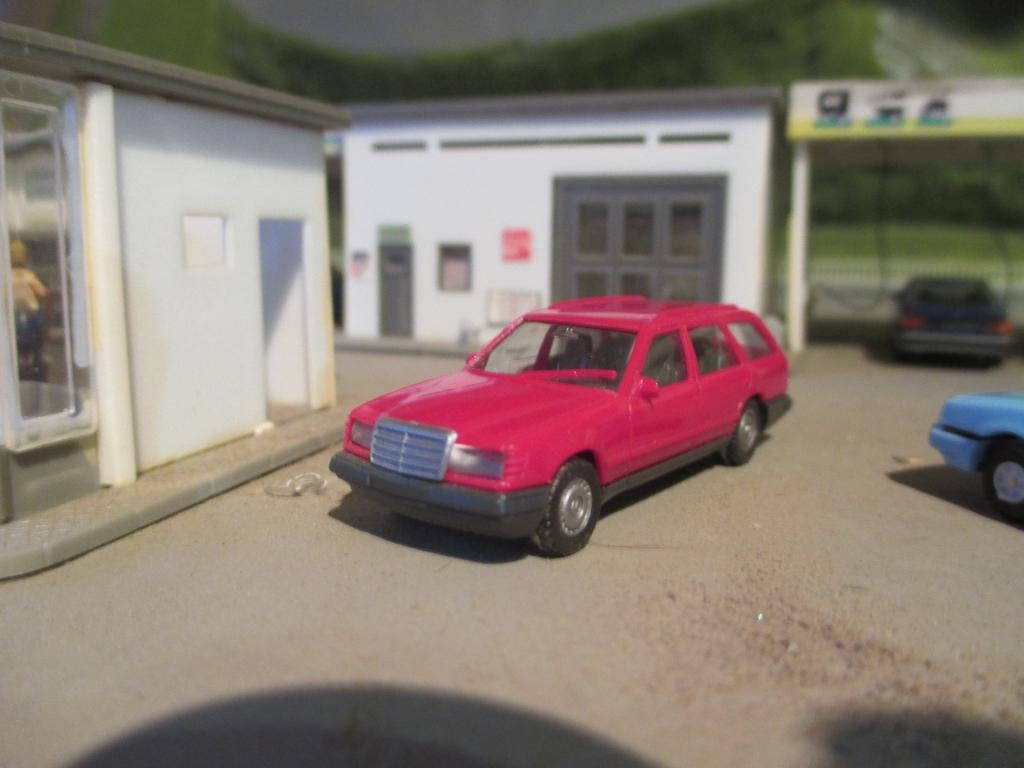 Mercedes Benz S124 Touring - Herpa rood, Hobby en Vrije tijd, Modelauto's | 1:87, Ophalen of Verzenden, Gebruikt, Auto, Herpa