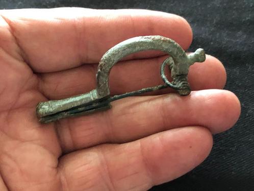 Bodemvondst Romeinse versierde BOOG FIBULA met knop romeins, Antiek en Kunst, Curiosa en Brocante, Ophalen of Verzenden