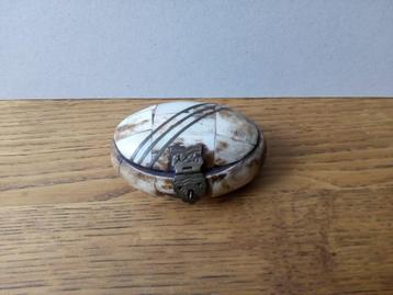 Antiek ringendoosje.Bone/messing. beschikbaar voor biedingen