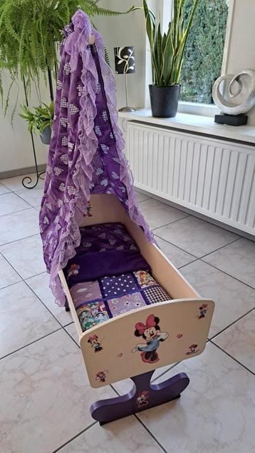 Leuke poppenwieg met Minnie Mouse beschikbaar voor biedingen