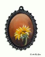 Zonnebloem geschilderd op een sierlijke metalen hanger, Sieraden, Tassen en Uiterlijk, Kettinghangers, Ophalen of Verzenden, Nieuw