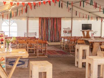 Kleurrijke backdrop bruiloft beschikbaar voor biedingen