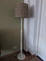 Landelijke, oude brocante vloerlamp met rieten lampenkap., Huis en Inrichting, Ophalen, 150 tot 200 cm