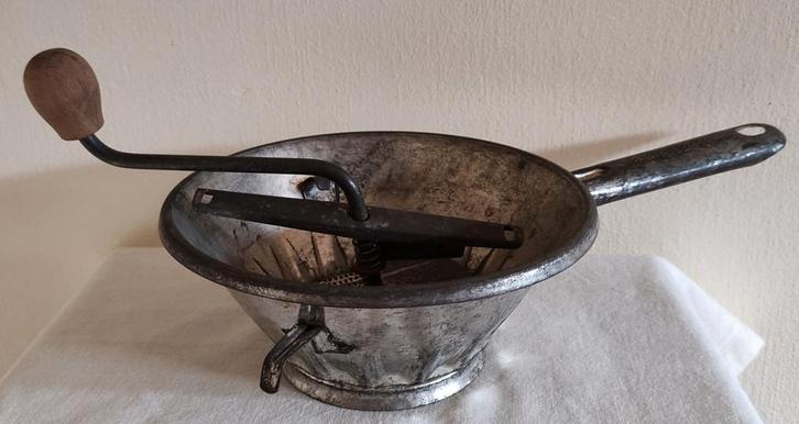 Antieke passe vite., Antiek en Kunst, Antiek | Keukenbenodigdheden, Ophalen of Verzenden