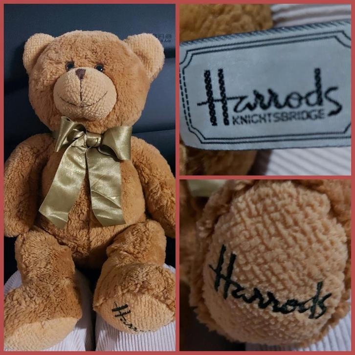 ENGELSE VINTAGE "HARRODS" BEAR STRIKBEF & OUDE SIERPIN 40cm., Verzamelen, Beren en Cherished Teddies, Zo goed als nieuw, Stoffen beer