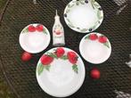 Italiaans servies met reliëf 5 stuks, Huis en Inrichting, Keuken | Servies, Ophalen, Zo goed als nieuw, Kom(men), Overige stijlen