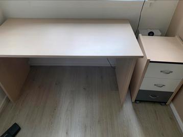 Bureau met ladeblok en stoel