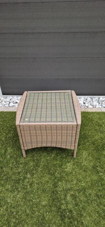Bijzettafel met stoel beschikbaar voor biedingen