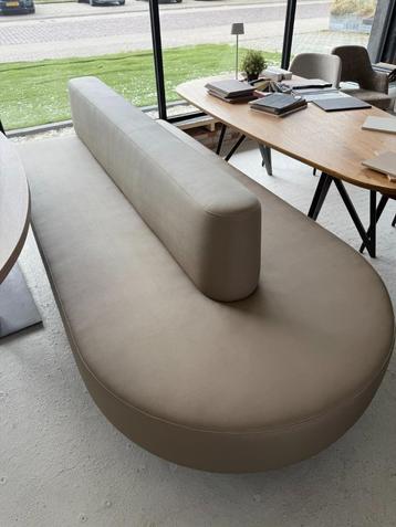 Showroom wachtbank | Silvertex Taupe | Horecabank | 260 cm beschikbaar voor biedingen
