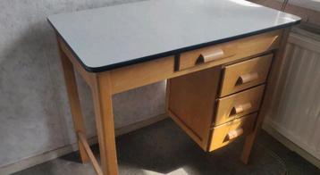 Klein houten bureau beschikbaar voor biedingen