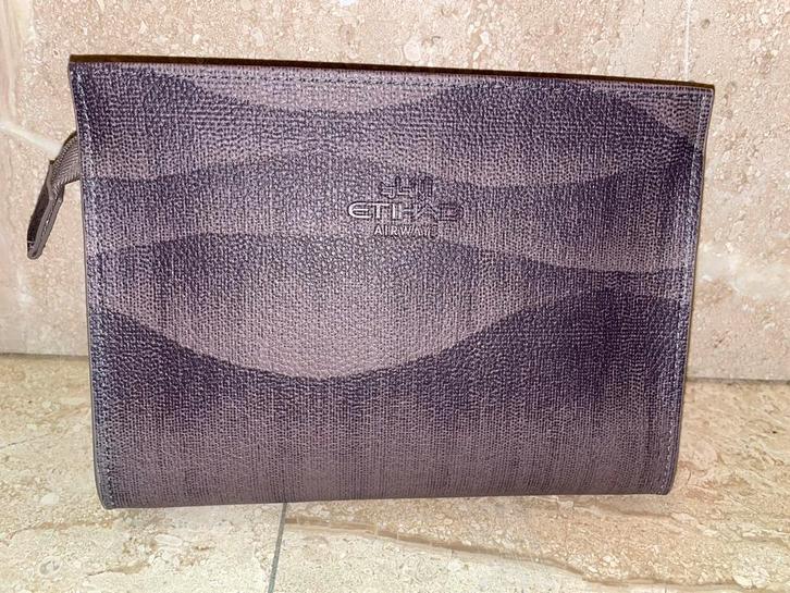 Mooi nieuw gevuld make-up tasje Armani Casa - Etihad Airways, Sieraden, Tassen en Uiterlijk, Toilettassen, Zo goed als nieuw, Dame