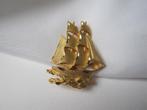 Broche vergulde zeilboot 3.5x2.7 cm, Sieraden, Tassen en Uiterlijk, Verzenden, Zo goed als nieuw, Goud, Overige materialen