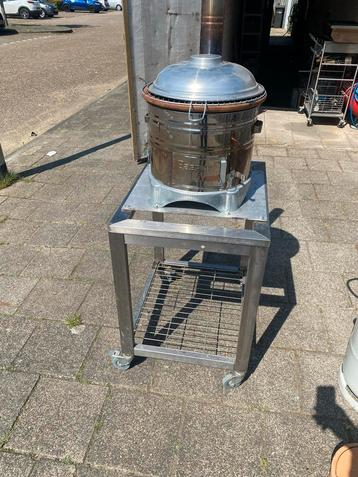 BBQ met steenoven schaal op wielen RVS ,1 keer gebruikt beschikbaar voor biedingen