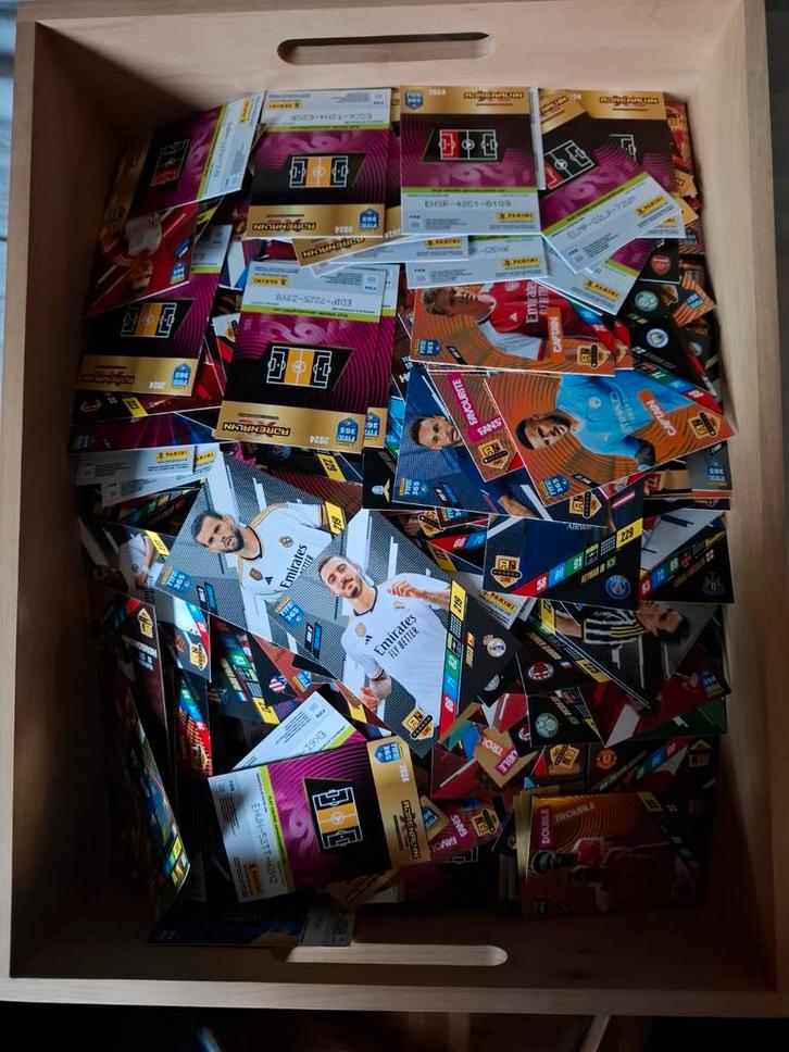 Adrenalyn Voetbalplaatjes 2023-2025, Verzamelen, Sportartikelen en Voetbal, Nieuw, Poster, Plaatje of Sticker, Buitenlandse clubs