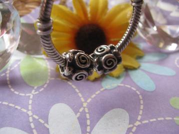 Pandora SET = 2 x bedel P139 = fraaie roosjes rondom =  beschikbaar voor biedingen