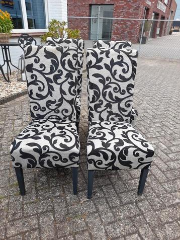 Set 4 nette stoelen beschikbaar voor biedingen