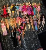 27 Barbies , kleertjes en auto, scooter, paard + 2 koetsen, Kinderen en Baby's, Ophalen of Verzenden, Zo goed als nieuw, Barbie