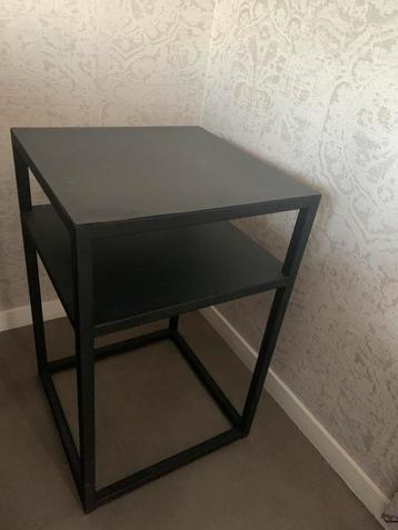 Nachtkastje of bijzettafel  beschikbaar voor biedingen