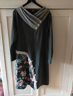 Heerlijke zachte warme grijze jurk met bloemdetail 48 50, Maat 46/48 (XL) of groter, Ophalen of Verzenden, Zo goed als nieuw, Elly & Yvonne