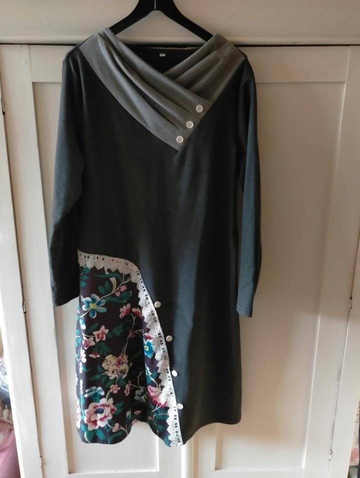 Heerlijke zachte warme grijze jurk met bloemdetail 48 50, Kleding | Dames, Jurken, Zo goed als nieuw, Maat 46/48 (XL) of groter