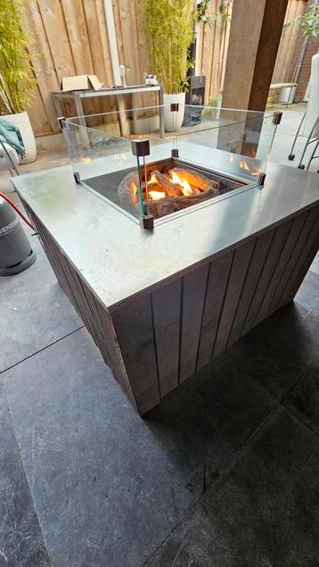 Vuurtafel,  vuur tafel rvs  met glasombouw  beschikbaar voor biedingen