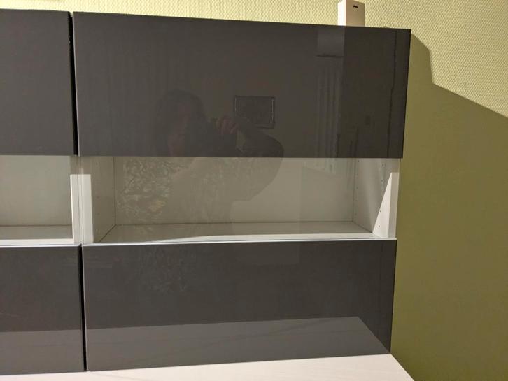 Opbergkast grijsglans en glas, Huis en Inrichting, Kasten | Wandmeubels, Zo goed als nieuw, 150 tot 200 cm, Minder dan 150 cm