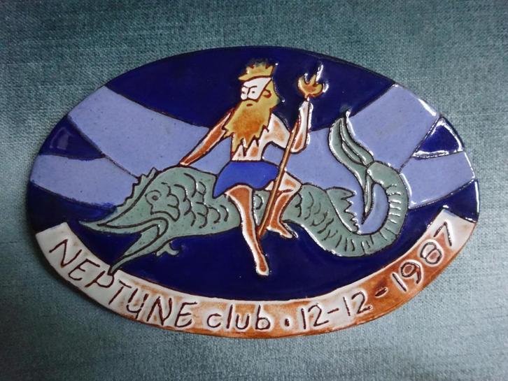 Titel Henk Potters pottenbakkerij: tegeltje Neptune Club, Antiek en Kunst, Antiek | Wandborden en Tegels, Verzenden
