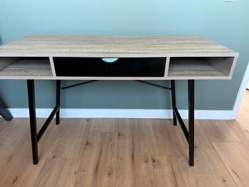 Mooi Bureau met Lade beschikbaar voor biedingen