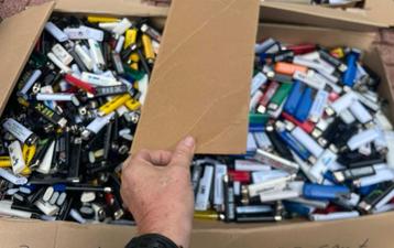 Partij volle aanstekers beschikbaar voor biedingen
