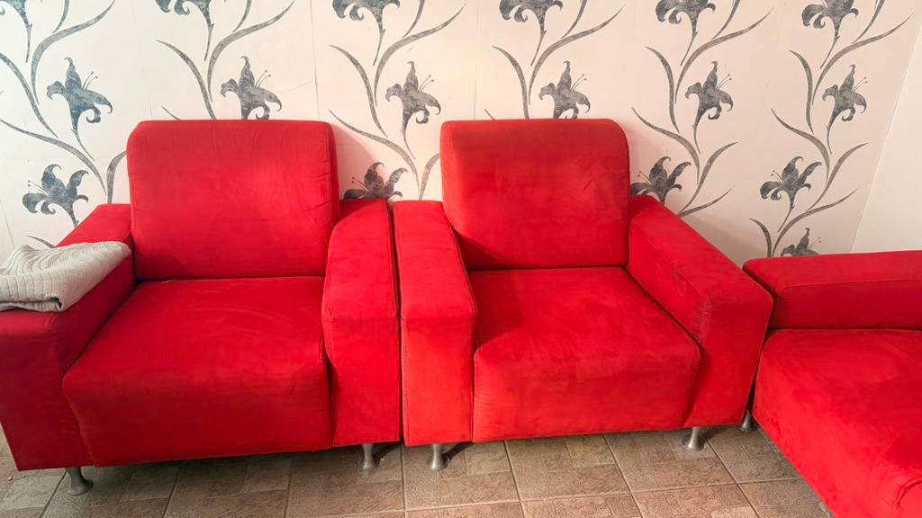 Rode bank, Huis en Inrichting, Banken | Bankstellen, Ophalen of Verzenden, Zo goed als nieuw, 75 tot 100 cm