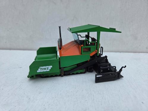 NZG Demag DF140 CS asfalteerder hwz 1:50, Hobby en Vrije tijd, Modelauto's | 1:50, Zo goed als nieuw, Hijskraan, Tractor of Landbouw