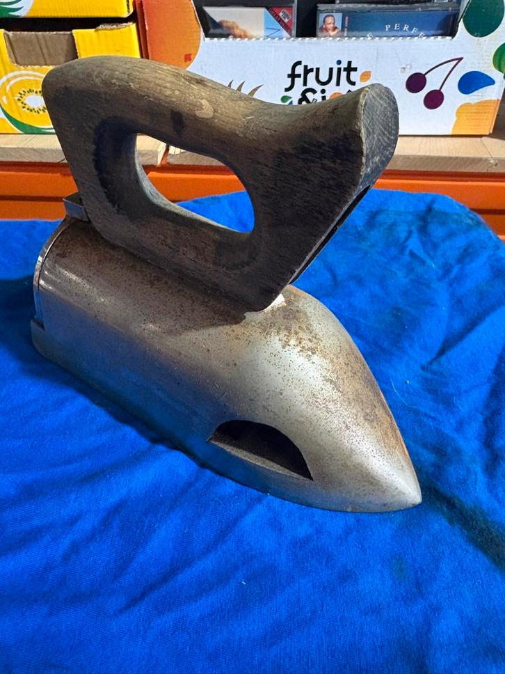 Antiek Strijkijzer met Houten Handvat, Antiek en Kunst, Antiek | Emaille, Ophalen of Verzenden