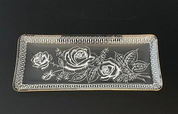 Vintage glazen cakeschaal met kantmotief en gouden randje beschikbaar voor biedingen