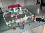 Schleich paarden manege met wasplaats en hindernissen, Ophalen of Verzenden, Zo goed als nieuw