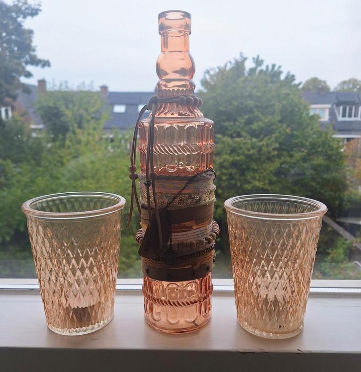 Boho decoratieset – fles + 2 glazen, Huis en Inrichting, Woonaccessoires | Schalen en Manden, Zo goed als nieuw, Rond, Glas, Ophalen