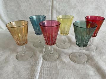 Zes verschillende gekleurde vintage likeurglaasjes beschikbaar voor biedingen