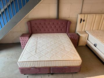 Luxe Roze Velvet Boxspring 180x200 + Nachtkastjes beschikbaar voor biedingen