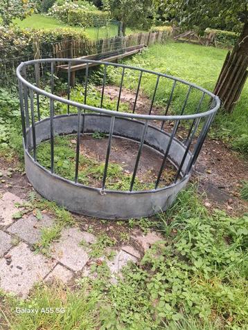 Ronde balen rond voerhek voor schapen. beschikbaar voor biedingen