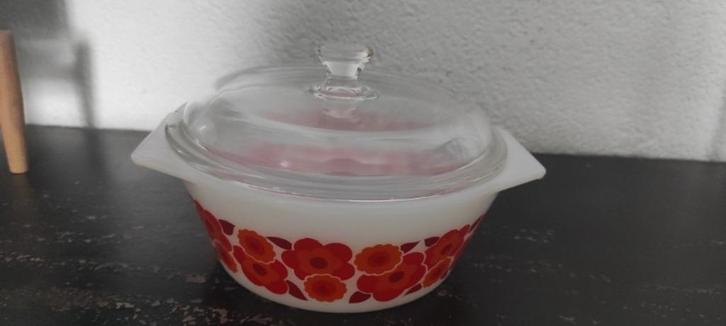 Vintage dekschaal Arcopal Lotus rood oranje 17 cm, Huis en Inrichting, Keuken | Servies, Gebruikt, Schaal of Schalen, Overige stijlen