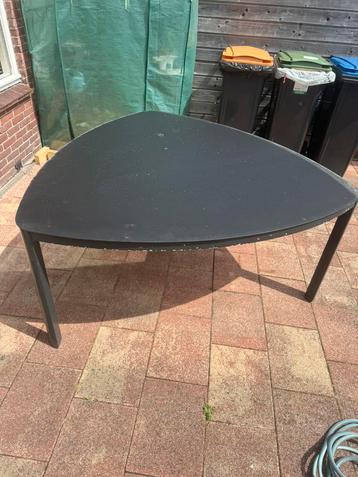 Tuintafel beschikbaar voor biedingen