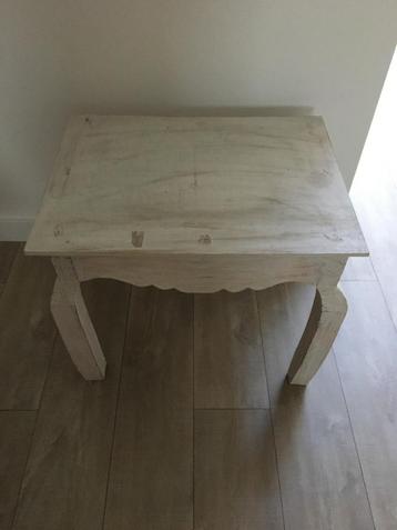Tafeltje laag   bijzettafeltje beschikbaar voor biedingen